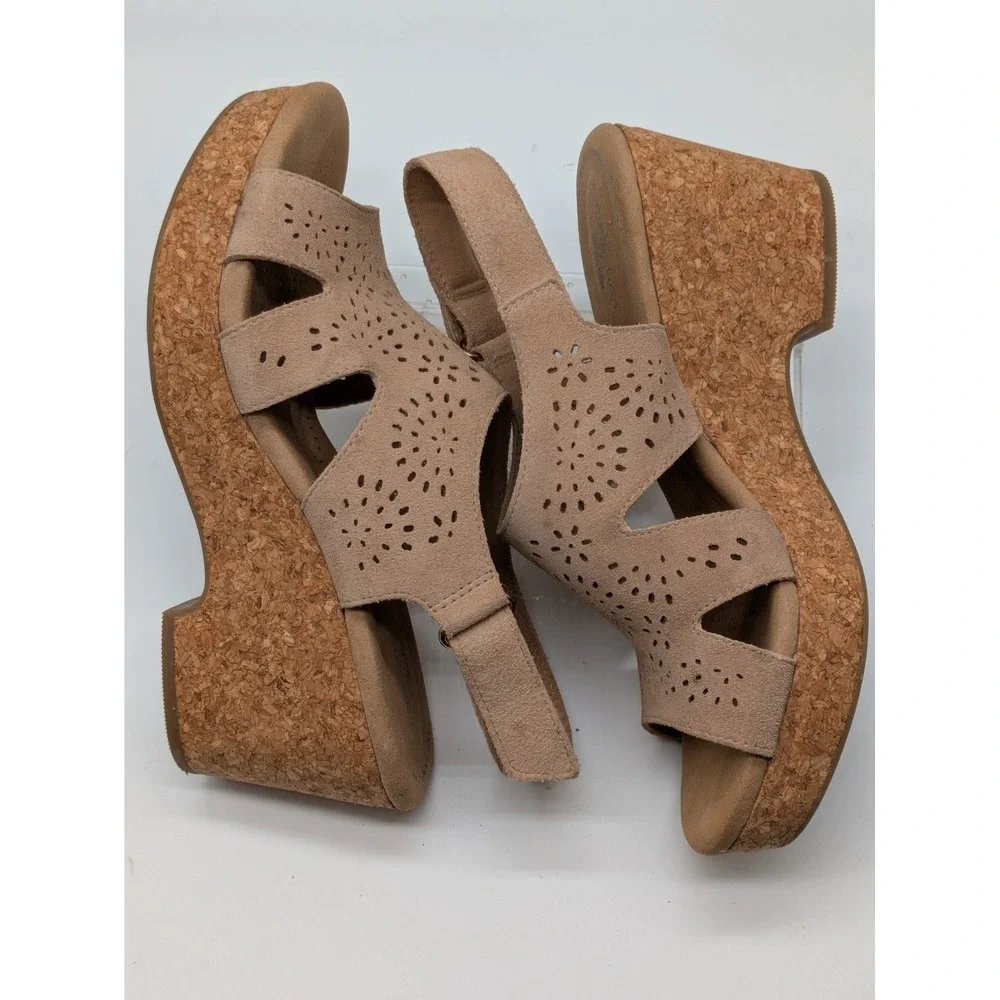 Clarks Collection Women's 8.5M Tan Suede Perforated Cork Wedge Sandals